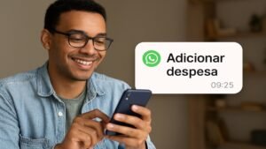 Pessoa sorridente usando smartphone com notificação de despesa integrada ao WhatsApp