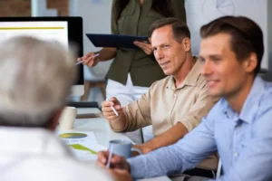 Líderes em reunião discutindo a importância da inteligência emocional no mundo dos negócios, destacando seu papel crucial para líderes eficazes.
