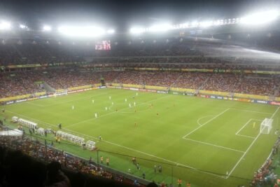 Como o tipo de gramado influencia a estratégia de troca de lado no intervalo